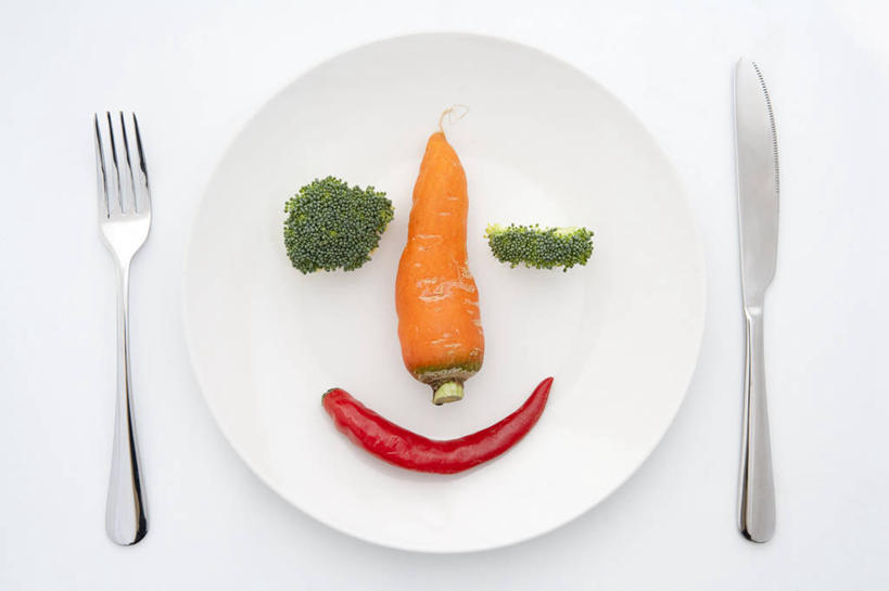 无人,微笑,横图,俯视,白色背景,胡萝卜,辣椒,蔬菜,静物,餐具,西兰花,饮食,盘子,素食,灵感,创造力,笑脸,餐刀,健康食物,彩图,高角度拍摄,影棚拍摄,挤眉弄眼