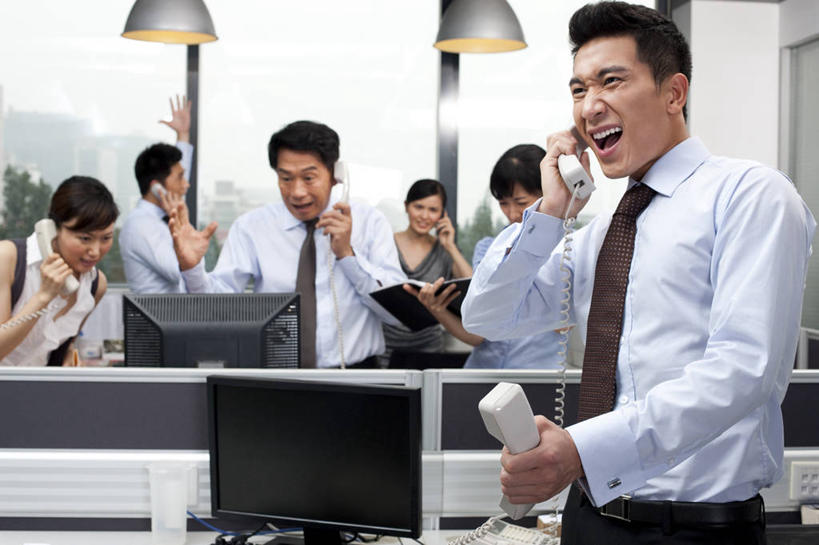 东方人,成年人,中年人,老年人,同事,商务人士,商务男性,商务女性,办公室,站,举,打电话,横图,室内,正面,衬衫,商务,通讯,成功,合作,团队,集体,信心,窗户,北京,中国,亚洲,套装,服装,生气,工作,领带,听,大喊,拿着,书桌,队伍,衣服,灯具,手势,托,张嘴,职业,概念,压力,摄影,服饰,支撑,头痛,专心,领导,焦点,衣着,忧虑,成就,穿着,紧急,灾难,努力,痛苦,肖像,忙碌,商务装,进攻,合伙,领袖,张大嘴巴,工薪阶层,东亚,挫败,衣饰,紧迫,贡献,计算机,老年男性,男人,男性,年轻男性,年轻女性,女人,女性,中年女性,亚洲人,中国人,年轻人,白领,上班族,电话机,张开嘴,举起,举手,举着,说话,向上举,向上伸,向上托,半身,彩图,衬衣,打手势,大萧条