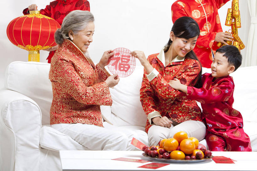 东方人,儿童,老年人,三个人,家庭,母亲,祖父母,祖母,坐,笑,微笑,露齿笑,横图,室内,白天,正面,聚会,生日,快乐,满意,兴奋,探险,纯洁,运气,沙发,水果,中国,春节,亚洲,连接,庆祝,装饰,并排,丝绸,纸,食品,拿着,刺激,竹签,小孩,红色,剪纸,社区,看,靠,靠着,温暖,温馨,一家人,面对面,橙色,汉字,可爱,童年,童趣,搭,协助,和睦,起居室,享乐,愉悦,搭着,关爱,近景,中国文化,占卜,出示,童真,东亚,烂漫,无邪,抽签,繁荣,元旦,想法,美术工艺,天真,老年女性,男孩,男性,年轻女性,女人,女性,亚洲人,中国人,孩子,年轻人,张开手臂,彩图,爱,欢乐,唐装,融洽,传统文化,问卜,签条,传统节日