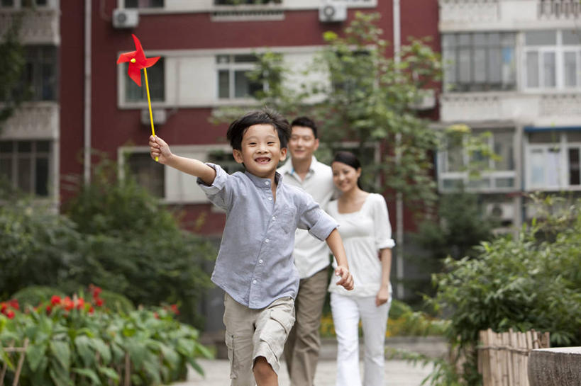 东方人,儿童,中年人,三个人,家庭,丈夫,妻子,母亲,父亲,儿子,站,跑,举,笑,微笑,露齿笑,横图,室外,正面,衬衫,快乐,兴奋,幸福,纯洁,信心,纸风车,北京,中国,亚洲,连接,服装,休闲装,刺激,小孩,衣服,社区,托,温暖,温馨,一家人,活力,可爱,乐趣,童年,童趣,搭,摄影,服饰,和睦,享乐,衣着,穿着,搭着,关爱,出示,想象,童真,东亚,烂漫,无邪,衣饰,无忧无虑,天真,男孩,男人,年轻女性,女人,中年男性,亚洲人,中国人,孩子,年轻人,步行,举起,举手,举着,向上举,向上伸,向上托,彩图,爱,欢乐,融洽,挨着