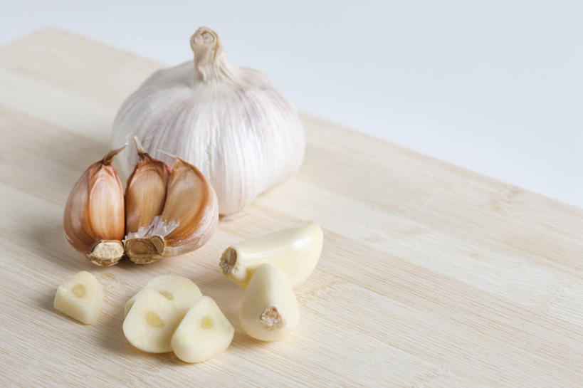 无人,横图,俯视,室内,白色背景,蔬菜,中国,亚洲,准备,木制,材料,生食,食品,案板,切块,蒜头,饮食,摄影,蒜瓣,简单,清新,东亚,健康食物,大蒜,彩图,高角度拍摄,影棚拍摄,成分