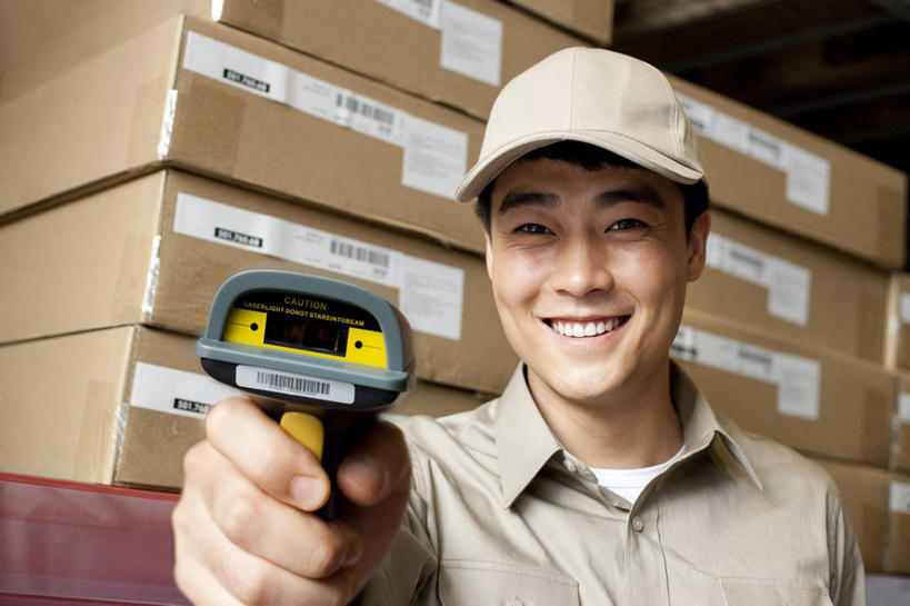 东方人,中年人,脸,头,脸颊,一个人,站,微笑,横图,室内,特写,正面,制服,商务,快乐,技术,电子,北京,中国,亚洲,分析,信息,标签,符号,商品,数字,仓库,拿着,标识,肩膀,盒子,工人,职业,服务,工业,运输,摄影,扫描,条形码,效率,编码,条码,东亚,物流,条形码扫描器,条形码阅读器,责任,男人,中年男性,亚洲人,中国人,头部,脸部,脸蛋,面部,员工,彩图,商业,匠人,劳动者,体力工