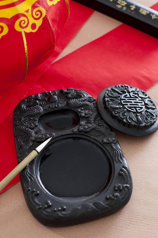 无人,竖图,室内,运气,静物,照明,中国,春节,亚洲,庆祝,装饰,灯笼,毛笔,墨水,纸灯笼,红色,灯具,汉字,摄影,照亮,照明设备,中国文化,肖像,印泥,东亚,繁荣,元旦,彩图,影棚拍摄,传统文化