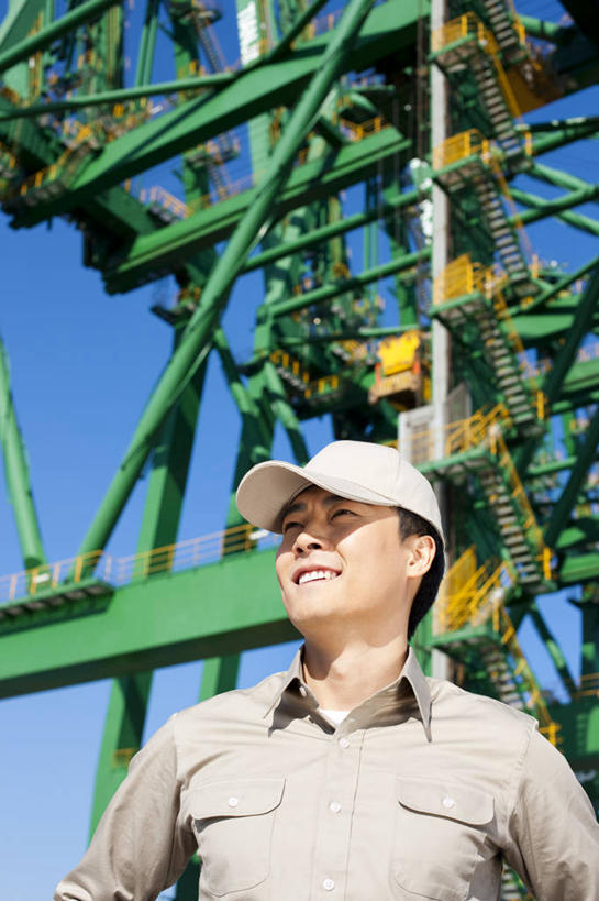 东方人,中年人,一个人,码头,站,微笑,竖图,室外,白天,仰视,制服,商务,满意,技术,港口,建筑,中国,亚洲,出口,工作,设备,现代,施工,工人,交通工具,职业,机械,起重机,工业,运输,摄影,工程,效率,货运,载具,东亚,物流,天津市,工作车,施工车,亚洲人,中国人,员工,半身,彩图,低角度拍摄,摆渡口,埠头,渡口,渡头,港湾,海港,货运码头,口岸,商港,匠人,劳动者,体力工,工人阶级,海上运输