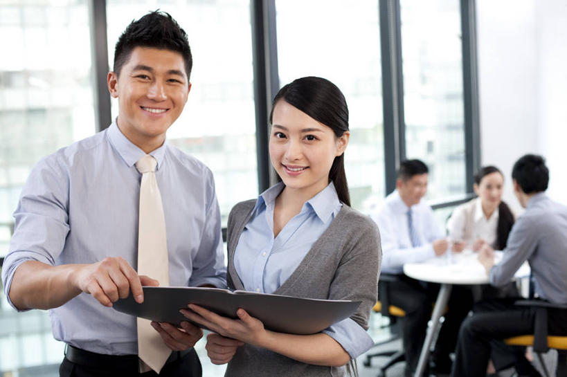 东方人,两个人,商务人士,商务男性,商务女性,办公室,站,微笑,横图,室内,正面,衬衫,商务,讨论,通讯,合作,团队,北京,中国,亚洲,指,套装,文件,联系,拿着,指点,办公大楼,摄影,指向,肖像,出示,商务装,合伙,工薪阶层,东亚,计划书,策略,男人,年轻男性,年轻女性,女人,亚洲人,中国人,年轻人,白领,上班族,半身,彩图,衬衣,财务报告,进度报告