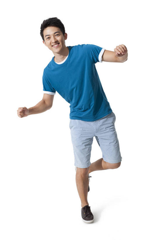 东方人,一个人,坐,微笑,竖图,白色背景,正面,快乐,中国,亚洲,T恤,休闲装,休闲,享乐,愉悦,东亚,年轻男性,亚洲人,中国人,年轻人,彩图,影棚拍摄