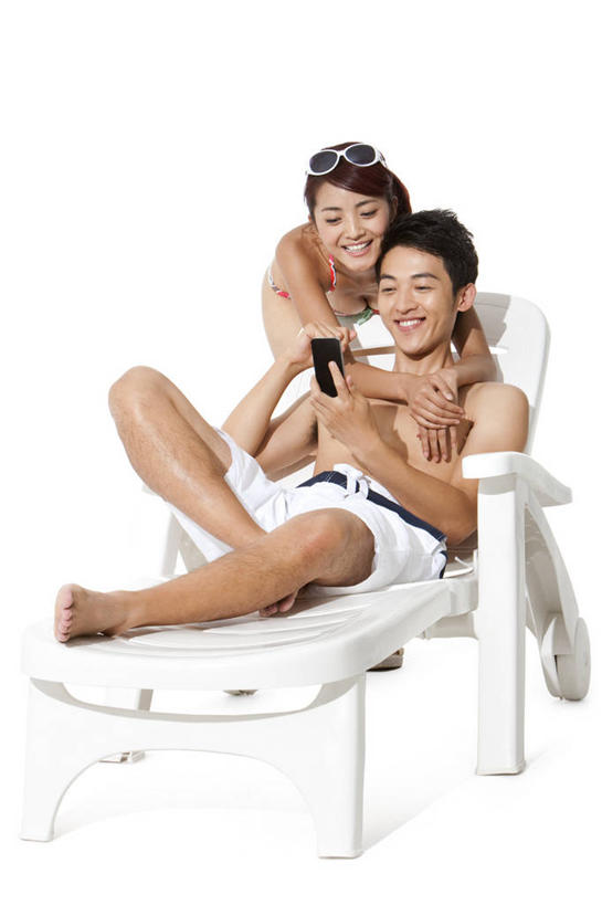 东方人,两个人,夫妻,微笑,竖图,白色背景,正面,泳装,爱情,度假,日光浴,快乐,互联网,技术,手机,中国,亚洲,泳裤,触摸屏,浪漫,夏天,恩爱,恋人,便利,享乐,愉悦,发短信,网上冲浪,智能手机,东亚,无线电技术,异性恋,年轻男性,年轻女性,亚洲人,中国人,年轻人,夫妇,情侣,彩图,影棚拍摄,伴侣