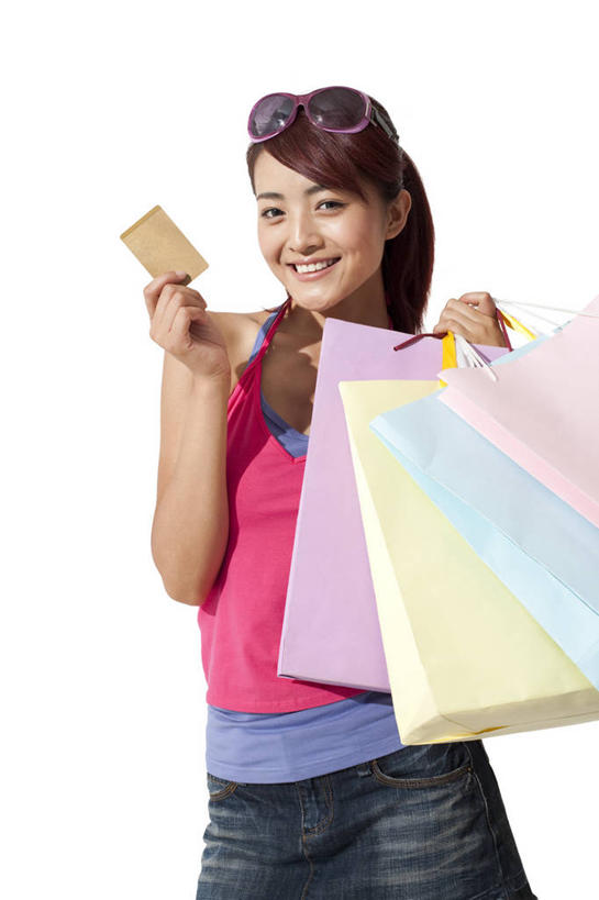 东方人,一个人,微笑,竖图,白色背景,正面,购物,快乐,信用卡,消费,中国,亚洲,购物袋,休闲装,夏天,零售,享乐,愉悦,金卡,东亚,年轻女性,亚洲人,中国人,年轻人,半身,彩图,影棚拍摄