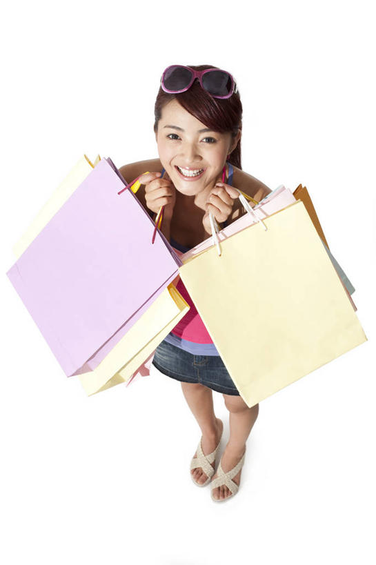 东方人,一个人,微笑,竖图,白色背景,正面,快乐,消费,中国,亚洲,购物袋,休闲装,夏天,零售,享乐,愉悦,东亚,年轻女性,亚洲人,中国人,年轻人,彩图,影棚拍摄,购物狂