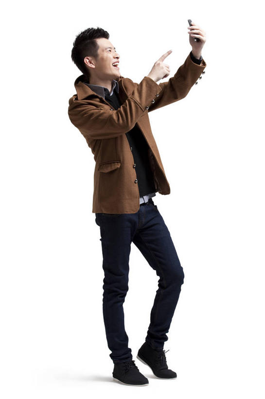 东方人,成年人,一个人,站,举,笑,微笑,露齿笑,竖图,白色背景,侧面,时尚,快乐,通讯,兴奋,信心,互联网,技术,手机,中国,亚洲,仅一个男性,仅一个人,拿着,牛仔裤,休闲装,刺激,仅一个年轻男性,手势,休闲,舒服,活力,生活方式,惊奇,幽默,便利,酷,享乐,愉悦,发短信,瞄准,下载,网上冲浪,智能手机,东亚,无线电技术,无忧无虑,男人,男性,年轻男性,亚洲人,中国人,年轻人,秋天,彩图,影棚拍摄,欢乐,打手势,态度