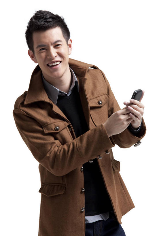 东方人,成年人,一个人,站,笑,微笑,露齿笑,竖图,白色背景,正面,时尚,快乐,通讯,信心,互联网,技术,手机,中国,亚洲,仅一个男性,仅一个人,触摸屏,拿着,牛仔裤,休闲装,仅一个年轻男性,休闲,舒服,读书,生活方式,便利,酷,享乐,愉悦,发短信,下载,网上冲浪,智能手机,东亚,无线电技术,无忧无虑,男人,男性,年轻男性,亚洲人,中国人,年轻人,秋天,触摸,半身,彩图,影棚拍摄,态度