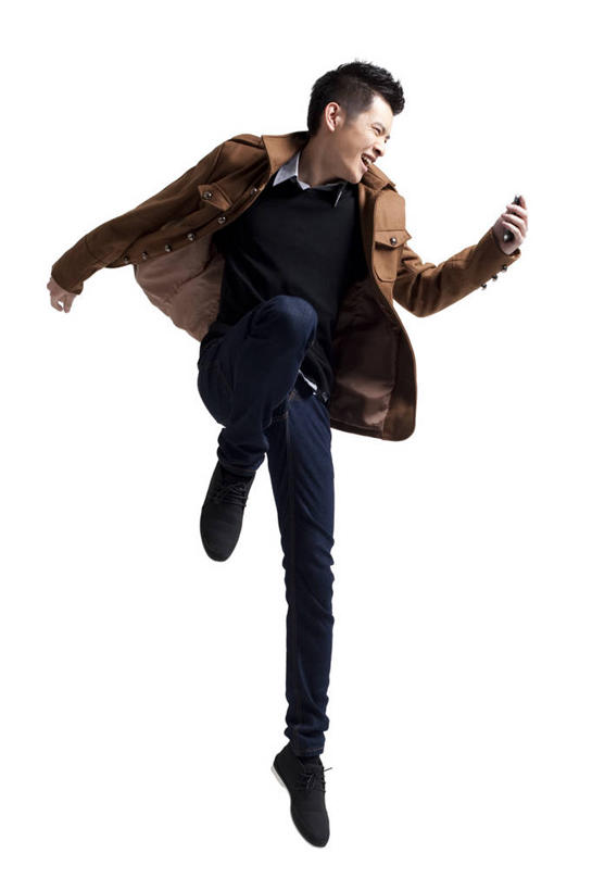 东方人,成年人,一个人,跳,笑,微笑,露齿笑,竖图,白色背景,正面,时尚,快乐,满意,通讯,兴奋,信心,技术,手机,中国,亚洲,仅一个男性,仅一个人,半空,拿着,牛仔裤,休闲装,刺激,仅一个年轻男性,休闲,舒服,活力,生活方式,动作,便利,酷,享乐,愉悦,发短信,下载,智能手机,东亚,无线电技术,无忧无虑,男人,男性,年轻男性,亚洲人,中国人,年轻人,秋天,彩图,影棚拍摄,欢乐,态度