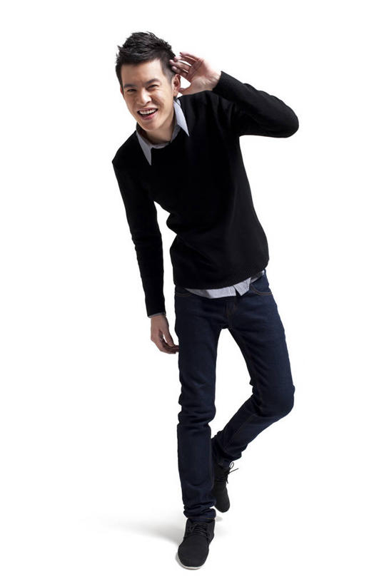 东方人,成年人,一个人,站,微笑,竖图,白色背景,正面,时尚,快乐,信心,中国,亚洲,仅一个男性,仅一个人,听,牛仔裤,休闲装,仅一个年轻男性,手势,休闲,舒服,遮,遮掩,生活方式,掩盖,酷,遮挡,东亚,遮盖,掩饰,男人,男性,年轻男性,亚洲人,中国人,年轻人,秋天,捧着,彩图,影棚拍摄,打手势,捂住,感知,好消息,态度