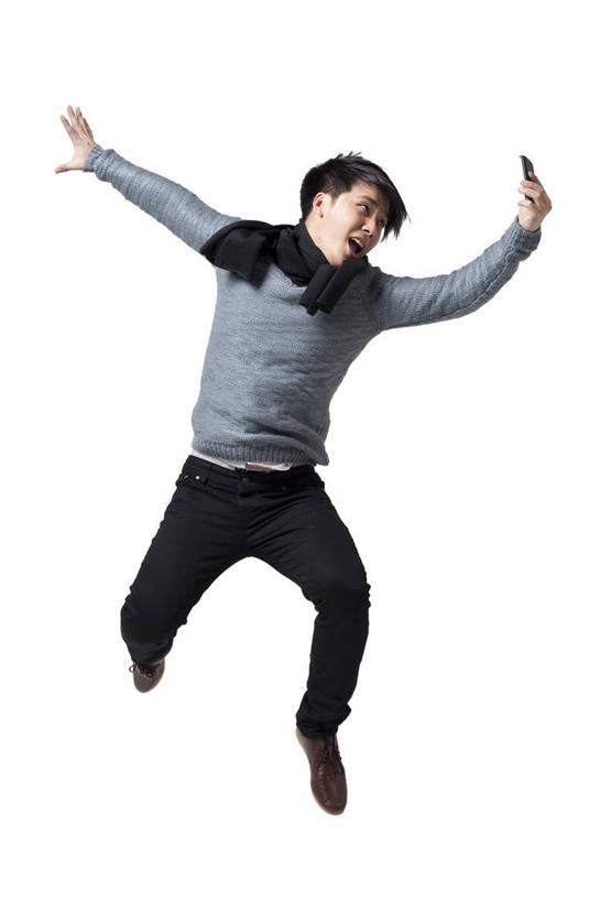 东方人,成年人,一个人,跳,笑,微笑,露齿笑,竖图,白色背景,正面,毛衣,时尚,快乐,兴奋,自由,信心,互联网,技术,手机,中国,亚洲,仅一个男性,仅一个人,半空,牛仔裤,休闲装,刺激,仅一个年轻男性,休闲,活力,读书,生活方式,动作,酷,愉悦,发短信,下载,网上冲浪,智能手机,东亚,无线电技术,男人,男性,年轻男性,亚洲人,中国人,年轻人,电话机,秋天,张开手臂,彩图,影棚拍摄