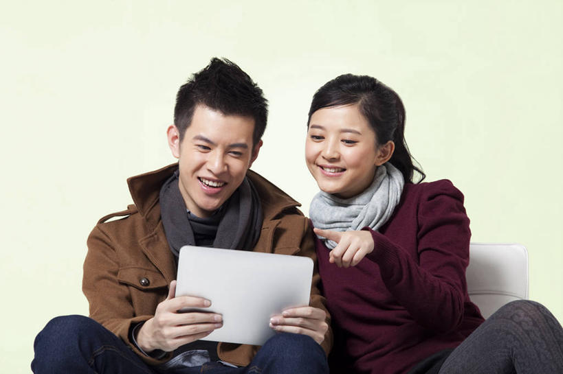 东方人,成年人,两个人,夫妻,坐,微笑,横图,白色背景,正面,爱情,时尚,快乐,通讯,纯洁,信心,互联网,技术,美景,椅子,中国,亚洲,并排,景观,触摸屏,浪漫,拿着,休闲装,白色,自然,围巾,社区,休闲,景色,恩爱,可爱,童年,童趣,搭,读书,恋人,生活方式,酷,享乐,愉悦,搭着,自然风光,瞄准,下载,网上冲浪,童真,平板电脑,东亚,烂漫,无邪,无线电技术,异性恋,天真,男人,男性,年轻男性,年轻女性,女人,女性,亚洲人,中国人,年轻人,夫妇,情侣,秋天,触摸,半身,彩图,影棚拍摄,爱,伴侣,美人,挨着