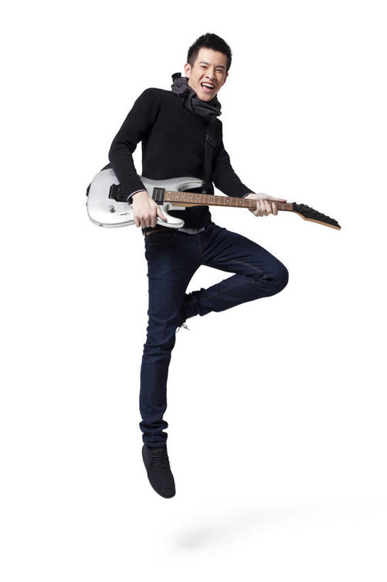 东方人,成年人,一个人,跳,笑,微笑,露齿笑,竖图,白色背景,正面,时尚,快乐,兴奋,信心,中国,亚洲,仅一个男性,仅一个人,电吉他,吉他,半空,音乐,弹奏,拿着,牛仔裤,休闲装,刺激,仅一个年轻男性,围巾,张嘴,休闲,活力,生活方式,酷,愉悦,吉他手,张大嘴巴,东亚,摇滚乐,男人,男性,年轻男性,亚洲人,中国人,年轻人,秋天,张开嘴,彩图,影棚拍摄,摇摆舞,态度