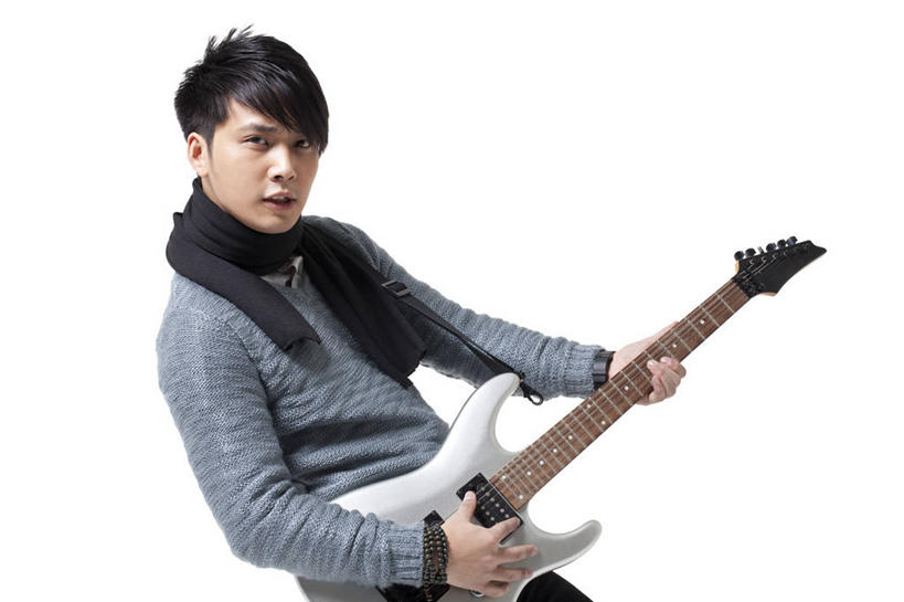 东方人,成年人,一个人,站,微笑,横图,白色背景,正面,时尚,信心,中国,亚洲,仅一个男性,仅一个人,电吉他,吉他,音乐,弹奏,拿着,牛仔裤,休闲装,仅一个年轻男性,围巾,休闲,生活方式,酷,吉他手,东亚,摇滚乐,男人,男性,年轻男性,亚洲人,中国人,年轻人,秋天,半身,彩图,影棚拍摄,摇摆舞,态度