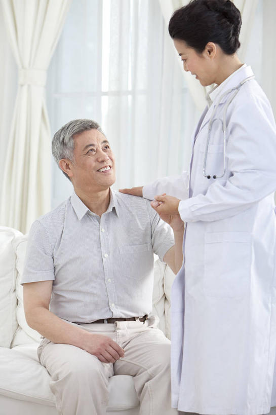 东方人,成年人,老年人,医生,微笑,竖图,室内,正面,讨论,快乐,通讯,中国,亚洲,医护人员,医疗人员,职业,服务,起居室,关爱,近景,拜访,东亚,北京市,信任,老年男性,男人,男性,亚洲人,中国人,大夫,彩图,家庭护理