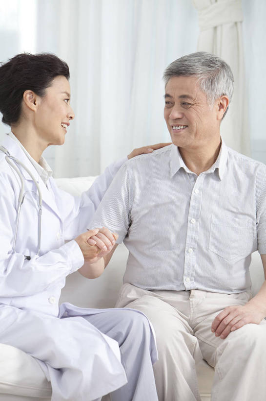 东方人,成年人,老年人,医生,微笑,竖图,室内,正面,讨论,快乐,通讯,中国,亚洲,医护人员,医疗人员,职业,服务,起居室,关爱,近景,拜访,东亚,北京市,信任,老年男性,男人,男性,亚洲人,中国人,大夫,彩图,家庭护理