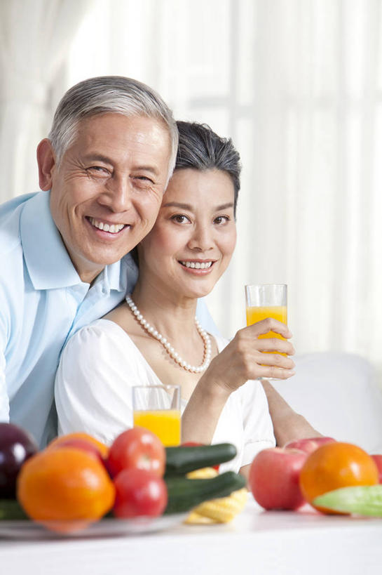 东方人,成年人,老年人,家庭,夫妻,竖图,室内,正面,爱情,蔬菜,水果,中国,亚洲,浪漫,拿着,温暖,温馨,一家人,恩爱,恋人,和睦,起居室,桔子汁,东亚,健康食物,北京市,异性恋,老年男性,老年女性,男人,男性,女人,女性,亚洲人,中国人,夫妇,情侣,半身,彩图,伴侣,融洽