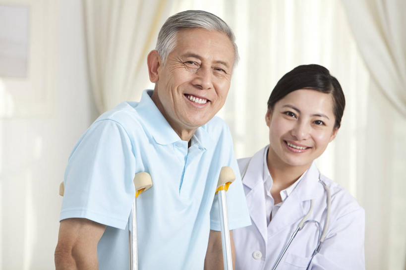 东方人,成年人,老年人,脸,头,脸颊,医生,微笑,横图,室内,正面,快乐,中国,亚洲,肩膀,医护人员,医疗人员,职业,服务,拐杖,起居室,关爱,拜访,东亚,北京市,信任,老年男性,男人,男性,亚洲人,中国人,头部,脸部,脸蛋,面部,大夫,彩图,物理疗法,家庭护理