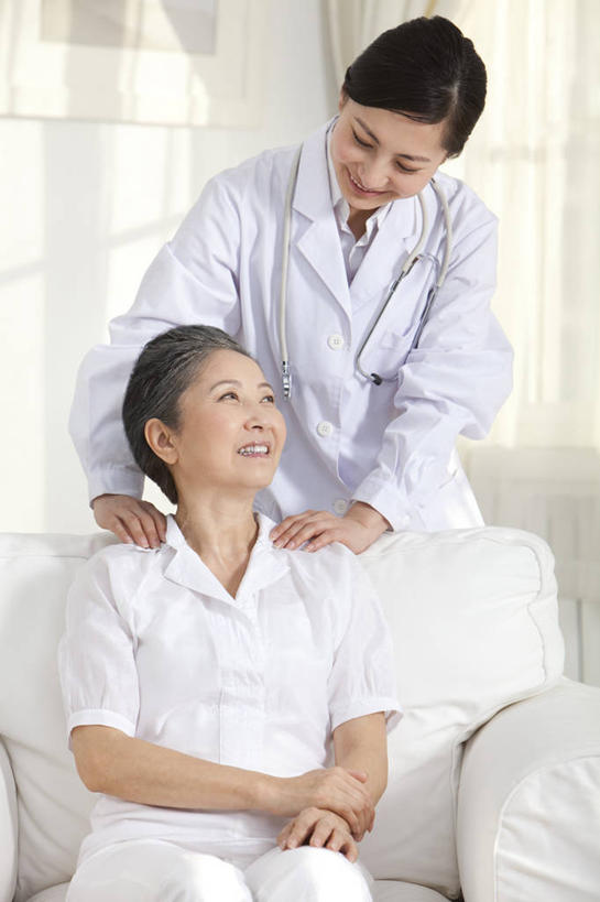 东方人,成年人,中年人,老年人,医生,微笑,竖图,室内,正面,讨论,快乐,通讯,中国,亚洲,医护人员,医疗人员,职业,服务,起居室,关爱,拜访,东亚,北京市,信任,老年女性,女人,女性,亚洲人,中国人,大夫,半身,彩图,家庭护理