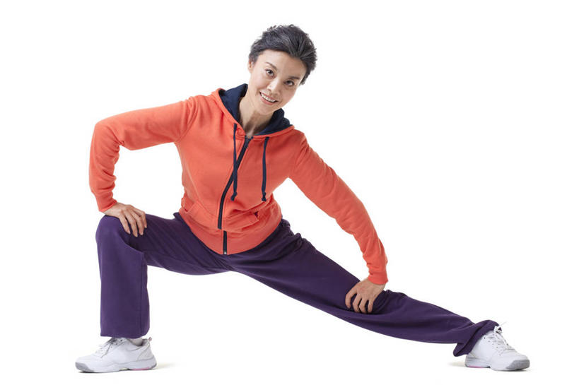 东方人,成年人,中年人,老年人,一个人,横图,白色背景,正面,运动服,快乐,信心,中国,亚洲,伸展,力量,平衡,弓步,享乐,弹性,东亚,老年女性,女人,女性,亚洲人,中国人,彩图,影棚拍摄