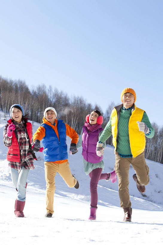 东方人,成年人,四个人,笑,微笑,露齿笑,竖图,室外,白天,留白,正面,旅游,度假,快乐,兴奋,友谊,纯洁,美景,雪,帽子,中国,亚洲,庆祝,景观,冬天,挥手,休闲装,娱乐,刺激,蓝色,天空,自然,社区,享受,休闲,景色,放松,寒冷,可爱,童年,童趣,汗衫,马甲,享乐,愉悦,自然风光,童真,东亚,烂漫,无邪,万里无云,编织帽,河北省,集体照,天真,年轻男性,年轻女性,亚洲人,中国人,年轻人,彩图,欢乐