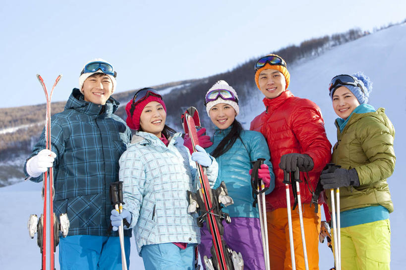 东方人,成年人,秃头,站,笑,微笑,露齿笑,横图,竖图,室外,白天,正面,旅游,度假,快乐,友谊,纯洁,美景,雪,帽子,中国,亚洲,五个人,服装,景观,冬天,拿着,休闲装,娱乐,衣服,蓝色,天空,自然,社区,享受,休闲,滑雪场,温暖,背带裤,景色,放松,寒冷,可爱,童年,童趣,服饰,保暖,滑雪杖,享乐,愉悦,御寒,近景,自然风光,滑雪服,童真,东亚,烂漫,无邪,万里无云,编织帽,河北省,集体照,冬季运动,滑雪靴,滑雪运动,竞技服,旅游服,冬装,天真,年轻男性,年轻女性,亚洲人,中国人,年轻人,光头,无发,休闲活动,彩图