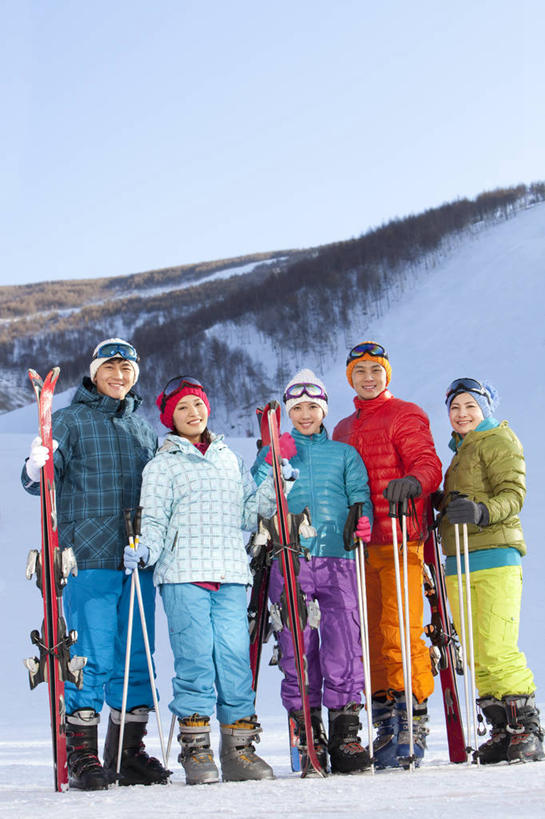 东方人,成年人,秃头,站,笑,微笑,露齿笑,竖图,室外,白天,正面,旅游,度假,快乐,友谊,纯洁,美景,雪,帽子,中国,亚洲,五个人,服装,景观,冬天,拿着,休闲装,娱乐,衣服,蓝色,天空,自然,社区,享受,休闲,滑雪场,温暖,背带裤,景色,放松,寒冷,可爱,童年,童趣,服饰,保暖,滑雪杖,享乐,愉悦,御寒,自然风光,滑雪服,童真,东亚,烂漫,无邪,万里无云,编织帽,河北省,集体照,冬季运动,滑雪靴,滑雪运动,竞技服,旅游服,冬装,天真,年轻男性,年轻女性,亚洲人,中国人,年轻人,光头,无发,休闲活动,彩图