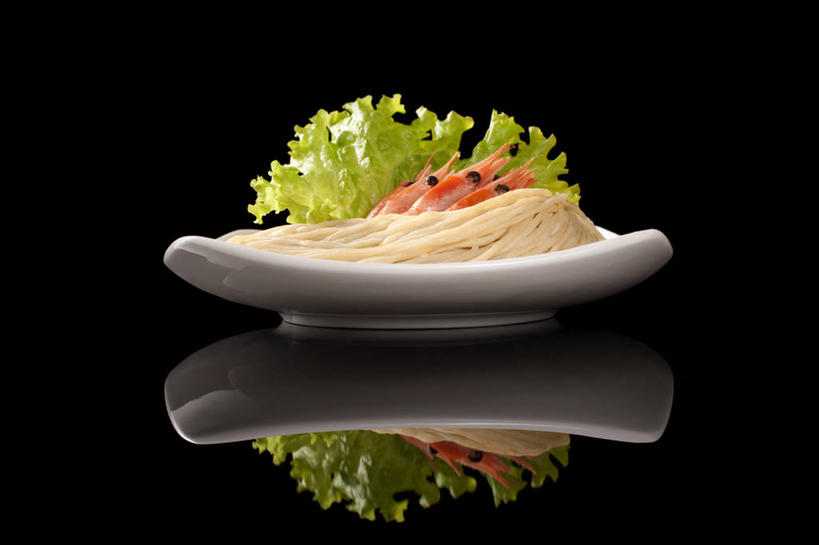面条,无人,横图,静物,中国,亚洲,黑色背景,反射,虾,食品,餐盘,传统,小吃,主食,饮食,盘子,摄影,中国文化,东亚,健康食物,粤菜,海产,彩图,成分
