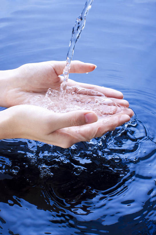 一个人,竖图,特写,水,倒,流水,干净,纯净水,摄影,流动,接,清新,纯净,亚洲人,中国人,捧着,彩图