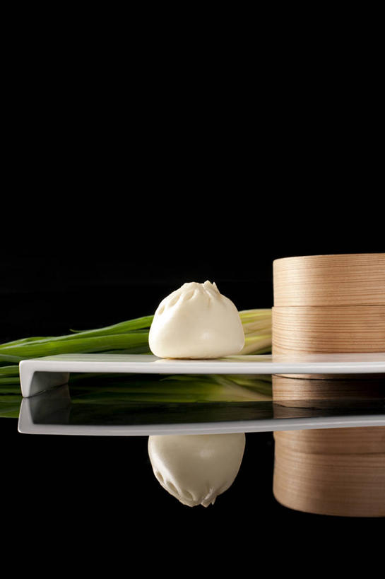 点心,无人,竖图,静物,中国,亚洲,黑色背景,反射,料理,食品,包子,饺子,面点,餐盘,传统,小吃,美食,饮食,食物,盘子,小笼包,中式,摄影,中国文化,东亚,蒸锅,粤菜,彩图