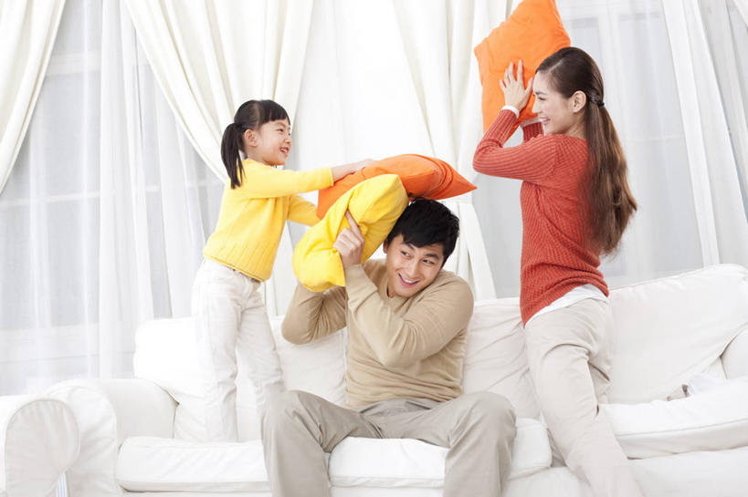 东方人,儿童,一个人,三个人,家庭,夫妻,丈夫,妻子,母亲,父亲,女儿,家,笑,微笑,露齿笑,横图,室内,爱情,游戏,快乐,幸福,纯洁,窗户,窗帘,沙发,北京,中国,亚洲,仅一个女性,仅一个人,浪漫,玩,休闲装,娱乐,刺激,小孩,仅一个小孩,休闲,恩爱,解压,可爱,乐趣,童年,童趣,打闹,恋人,摄影,活动,起居室,享乐,发泄,关爱,消遣,智力,缓解,童真,东亚,烂漫,无邪,宣泄,软垫,异性恋,天真,男人,年轻男性,年轻女性,女孩,女人,女性,亚洲人,中国人,孩子,年轻人,夫妇,情侣,玩耍,嬉戏,彩图,影棚拍摄,爱,欢乐,枕头大战,伴侣,女生,挨着