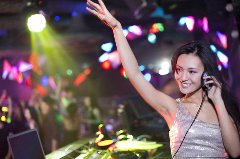 西方人,儿童,一个人,酒吧,举,微笑,横图,室内,正面,聚会,时尚,夜生活,快乐,兴奋,幸福,纯洁,热情,笔记本电脑,北京,欧洲,中国,欧洲人,亚洲,仅一个年轻女性,仅一个女性,仅一个人,许多人,音乐,听,喇叭,刺激,小孩,耳机,托,一群人,活力,可爱,乐趣,童年,童趣,短裙,摄影,舞厅,照亮,酷,享乐,夜总会,打碟,舞池,童真,东亚,烂漫,无邪,放音设备,控制室,迪斯科,天真,年轻女性,女人,女性,白种人,孩子,举起,举手,举着,向上举,向上伸,向上托,半身,彩图,欢乐,舞蹈,迷迪