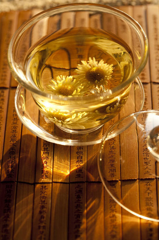 无人,竖图,俯视,特写,茶,静物,茶道,饮食,饮料,花茶,汉字,摄影,竹简,中国文化,逆光,菊花茶,热饮,东亚文化,茶杯,彩图,高角度拍摄,影棚拍摄