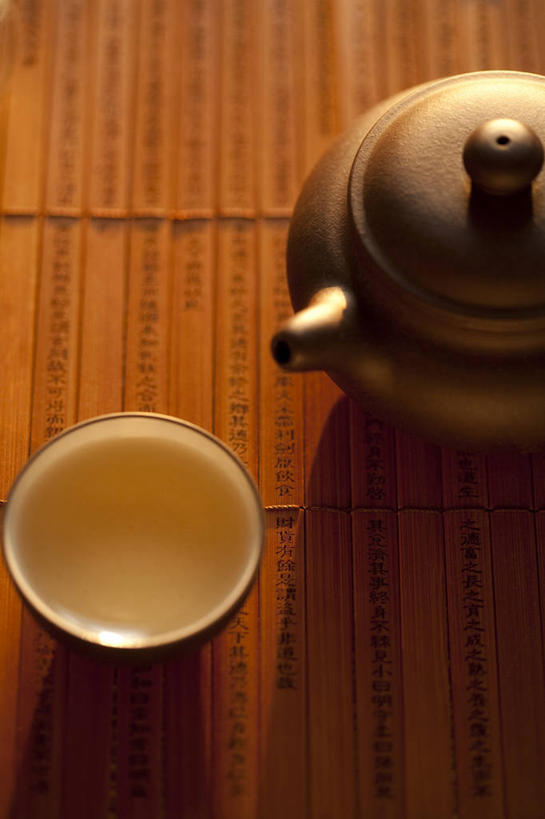 无人,竖图,俯视,特写,留白,茶,静物,壶,绿茶,茶道,饮食,饮料,茶壶,花茶,汉字,摄影,紫砂壶,竹简,中国文化,逆光,热饮,东亚文化,茶杯,彩图,高角度拍摄,影棚拍摄