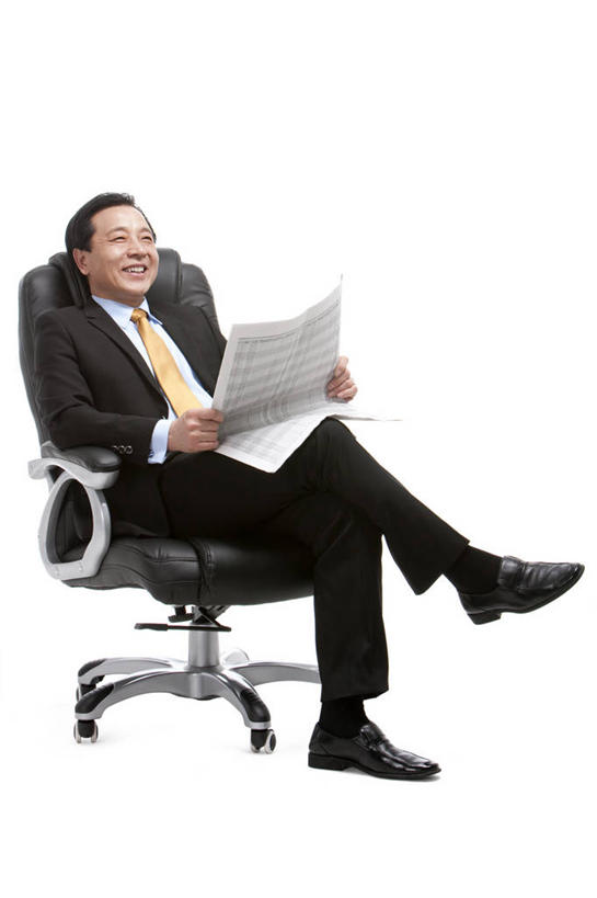 东方人,老年人,一个人,商务人士,商务男性,坐,微笑,竖图,留白,白色背景,正面,衬衫,商务,智慧,骄傲,成功,信心,报纸,椅子,中国,亚洲,仅一个男性,套装,拿着,职业,读书,摄影,主席,影棚,办公椅,领导,经理,摄影棚,肖像,老板椅,商务装,工薪阶层,东亚,把握,老年男性,男人,男性,亚洲人,中国人,白领,上班族,彩图,影棚拍摄,衬衣,拍摄,首席执行官,掌控