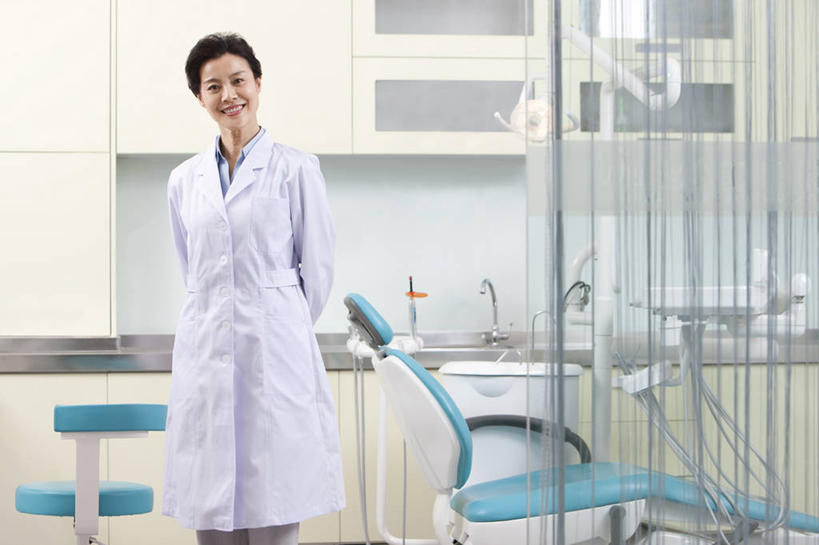 东方人,成年人,中年人,老年人,一个人,医生,医院,站,笑,微笑,露齿笑,横图,室内,白天,正面,快乐,幸福,信心,椅子,北京,中国,亚洲,仅一个女性,干净,现代,医护人员,医疗人员,职业,摄影,权威,牙科设备,肖像,医疗工具,东亚,背手,实验服,医疗机构,责任,信任,老年女性,女人,女性,亚洲人,中国人,大夫,牙医,彩图,病院,诊所,门诊部,口腔医学