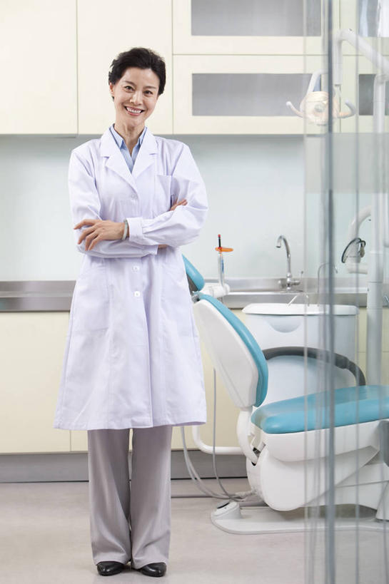 东方人,成年人,中年人,老年人,一个人,医生,医院,站,笑,双手交叉,微笑,露齿笑,竖图,室内,白天,正面,快乐,幸福,信心,椅子,北京,中国,亚洲,仅一个女性,干净,现代,医护人员,医疗人员,职业,摄影,权威,牙科设备,双手抱胸,肖像,医疗工具,东亚,实验服,医疗机构,责任,信任,老年女性,女人,女性,亚洲人,中国人,大夫,牙医,彩图,病院,诊所,门诊部,口腔医学
