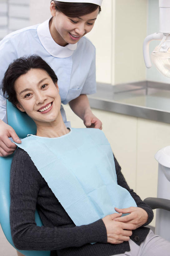 东方人,成年人,中年人,老年人,两个人,病人,医院,坐,躺,笑,双手交叉,微笑,露齿笑,竖图,室内,白天,正面,快乐,幸福,椅子,北京,中国,亚洲,仅一个女性,准备,休闲装,干净,现代,健康,服务,摄影,协助,牙科设备,双手抱胸,享乐,关爱,肖像,医疗工具,拜访,东亚,医疗机构,责任,卧着,信任,老年女性,年轻女性,女人,女性,亚洲人,中国人,年轻人,躺着,卧,半身,彩图,病院,诊所,门诊部,口腔医学