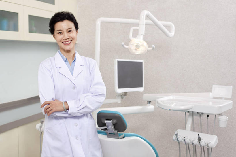 东方人,成年人,中年人,老年人,一个人,医生,医院,站,笑,双手交叉,微笑,露齿笑,横图,室内,白天,正面,快乐,幸福,骄傲,信心,椅子,北京,中国,亚洲,仅一个女性,干净,现代,医护人员,医疗人员,职业,摄影,权威,卫生,牙科设备,双手抱胸,肖像,医疗工具,东亚,实验服,医疗机构,责任,信任,老年女性,亚洲人,中国人,大夫,牙医,半身,彩图,病院,诊所,门诊部,口腔医学