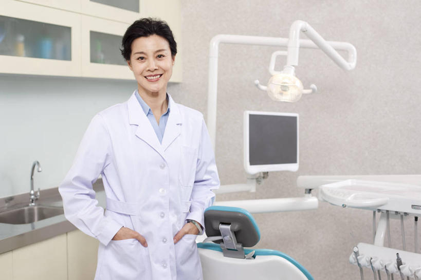 东方人,成年人,中年人,老年人,一个人,医生,医院,站,笑,微笑,露齿笑,横图,室内,白天,正面,快乐,幸福,骄傲,信心,椅子,北京,中国,亚洲,仅一个女性,干净,现代,医护人员,医疗人员,职业,摄影,权威,卫生,牙科设备,肖像,手插袋,医疗工具,东亚,实验服,医疗机构,责任,信任,老年女性,亚洲人,中国人,大夫,牙医,插兜,手插兜,半身,彩图,病院,诊所,手抄兜,门诊部,口腔医学