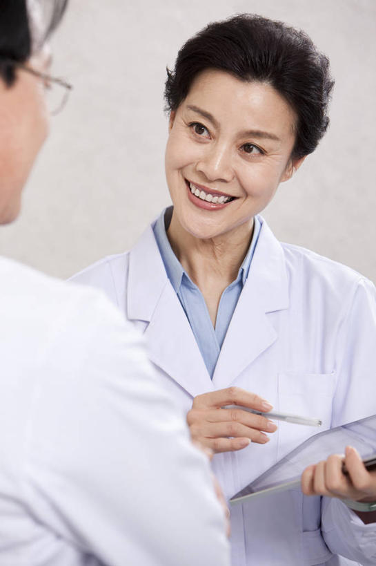 东方人,成年人,中年人,老年人,两个人,医生,医院,站,微笑,竖图,室内,白天,正面,讨论,快乐,通讯,合作,团队,信心,技术,北京,中国,亚洲,联系,干净,现代,医护人员,医疗人员,职业,面对面,摄影,权威,便利,合伙,平板电脑,东亚,实验服,无线电技术,责任,老年男性,老年女性,男人,男性,女人,女性,亚洲人,中国人,大夫,牙医,说话,半身,彩图,门诊部,口腔医学