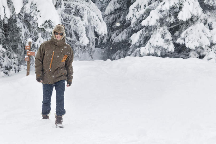 西方人,一个人,走,笑,微笑,横图,室外,白天,正面,树林,雪,植物,大雪,帽子,欧洲,欧洲人,仅一个男性,仅一个人,服装,装饰,墨镜,眼镜,积雪,雪景,冬季,冬天,注视,树,树木,仅一个年轻男性,衣服,绿色,自然,太阳镜,太阳眼镜,观察,看,温暖,遮阳镜,寒冷,服饰,生长,成长,观看,羽绒服,保暖,点缀,察看,御寒,关注,衬托,美观,棉帽,严寒,雷锋帽,冬装,男人,男性,年轻男性,白种人,步行,散步,走路,彩图,全身