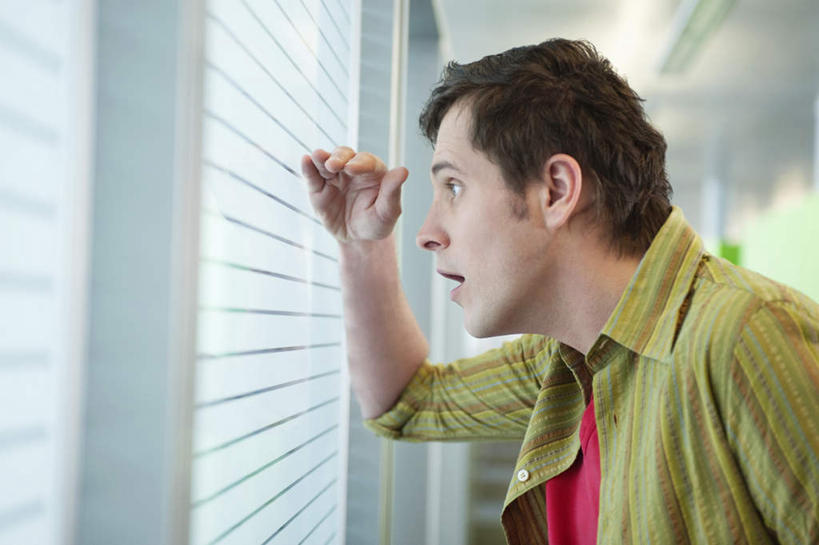 西方人,一个人,商务人士,商务男性,站,横图,室内,白天,侧面,衬衫,窗户,欧洲,欧洲人,仅一个男性,仅一个人,仅一个中年男性,阴影,套装,朦胧,模糊,时间,反射,时钟,手表,影子,百叶窗,墙,计时,注视,墙壁,墙面,一个,钟表,观察,看,站着,表,遮,遮掩,单个,观看,吃惊,腕表,察看,掩盖,遮挡,关注,商务装,工薪阶层,遮盖,掩饰,男人,男性,中年男性,白种人,白领,上班族,钟,站立,半身,彩图,衬衣