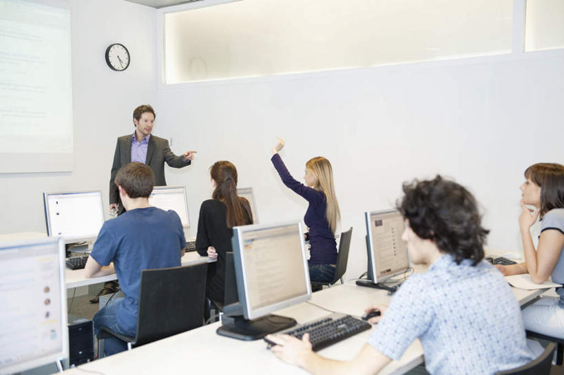 西方人,背部,同事,商务人士,商务男性,商务女性,办公室,站,坐,举,说,横图,室内,白天,正面,衬衫,讨论,成功,合作,团队,集体,信心,电脑,显示器,鼠标,键盘,家具,桌子,欧洲,欧洲人,指,阴影,套装,时间,反射,网络,屏幕,时钟,影子,办公桌,墙,许多人,计时,注视,指点,输入设备,通讯设备,显示屏,队伍,墙壁,墙面,白色,挂钟,钟表,观察,看,托,站着,一群人,表,台式电脑,观看,察看,领导,培训,指向,成就,关注,通信设备,商务装,合伙,领袖,工薪阶层,输出设备,办公家具,交流,男人,男性,年轻男性,年轻女性,女人,女性,中年男性,白种人,白领,老师,上班族,钟,沟通,讲话,交谈,举起,举手,举着,商讨,说话,谈话,向上举,向上伸,向上托,站立,坐着,半身,彩图,衬衣