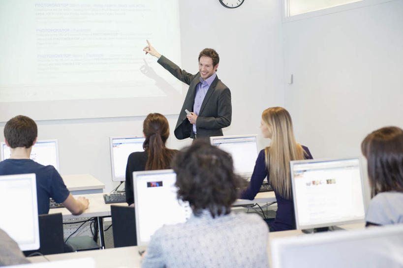 西方人,背部,同事,商务人士,商务男性,商务女性,办公室,站,坐,说,横图,室内,白天,正面,衬衫,讨论,成功,合作,团队,集体,信心,电脑,显示器,鼠标,键盘,家具,桌子,欧洲,欧洲人,指,阴影,套装,时间,反射,网络,屏幕,时钟,影子,办公桌,墙,许多人,计时,注视,指点,输入设备,通讯设备,显示屏,队伍,墙壁,墙面,白色,挂钟,钟表,观察,看,站着,一群人,表,台式电脑,观看,察看,领导,培训,指向,成就,关注,通信设备,商务装,合伙,领袖,工薪阶层,输出设备,办公家具,交流,男人,男性,年轻男性,年轻女性,女人,女性,中年男性,白种人,白领,老师,上班族,钟,沟通,讲话,交谈,商讨,说话,谈话,站立,坐着,半身,彩图,衬衣