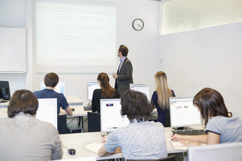 西方人,背部,同事,商务人士,商务男性,商务女性,办公室,站,坐,说,横图,室内,白天,正面,衬衫,讨论,成功,合作,团队,集体,信心,电脑,显示器,鼠标,键盘,家具,桌子,欧洲,欧洲人,阴影,套装,时间,反射,网络,屏幕,时钟,影子,办公桌,墙,许多人,计时,注视,输入设备,通讯设备,显示屏,队伍,墙壁,墙面,白色,挂钟,钟表,观察,看,站着,一群人,表,台式电脑,观看,察看,领导,培训,成就,关注,通信设备,商务装,合伙,领袖,工薪阶层,输出设备,办公家具,交流,男人,男性,年轻男性,年轻女性,女人,女性,中年男性,白种人,白领,老师,上班族,钟,沟通,讲话,交谈,商讨,说话,谈话,站立,坐着,半身,彩图,衬衣