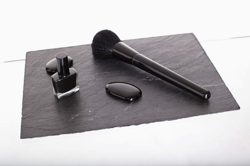 无人,横图,俯视,室内,特写,白天,白色背景,石头,静物,阴影,装饰,反射,石子,影子,指甲油,化妆刷,刷子,鹅卵石,摄影,影棚,腮红刷,华丽,修饰,点缀,美容工具,按摩石,彩妆刷,化妆工具,衬托,美观,雅致,雅观,石块,彩图,高角度拍摄,影棚拍摄,拍摄